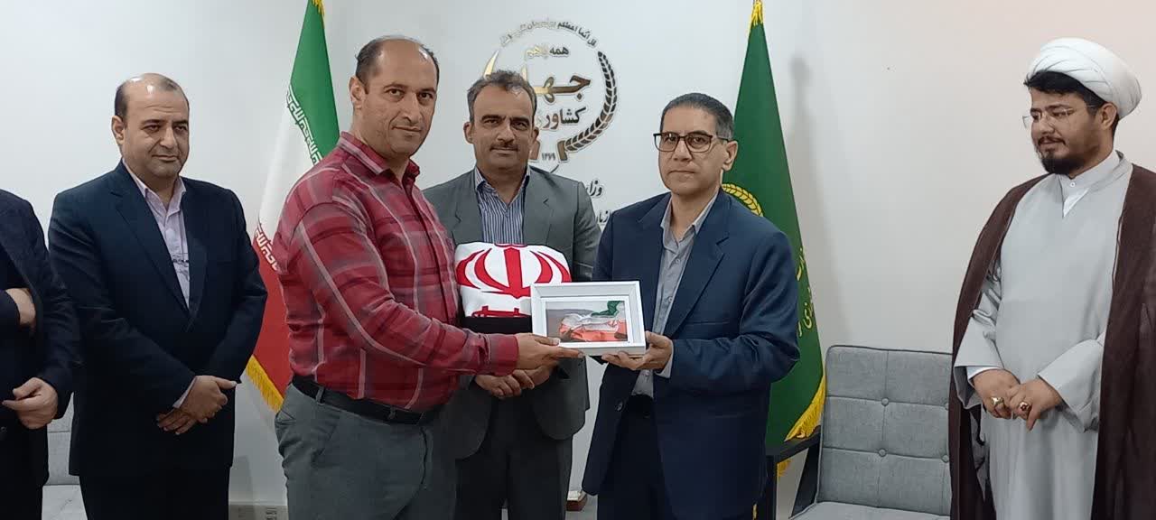 اهداء پرچم مقدس جمهوری اسلامی و تقدیر از خانواده شهدای جهاد کشاورزی خراسان رضوی 