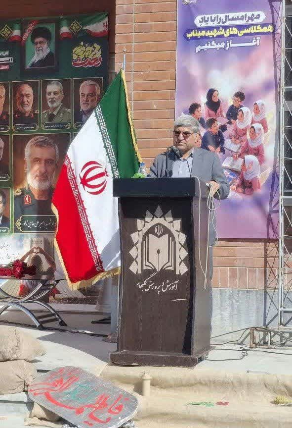 نواختن زنگ ایثار و شهادت همزمان با آغاز سال تحصیلی جدید و در آستانه هفته دفاع مقدس در شهرستان گلبهار
